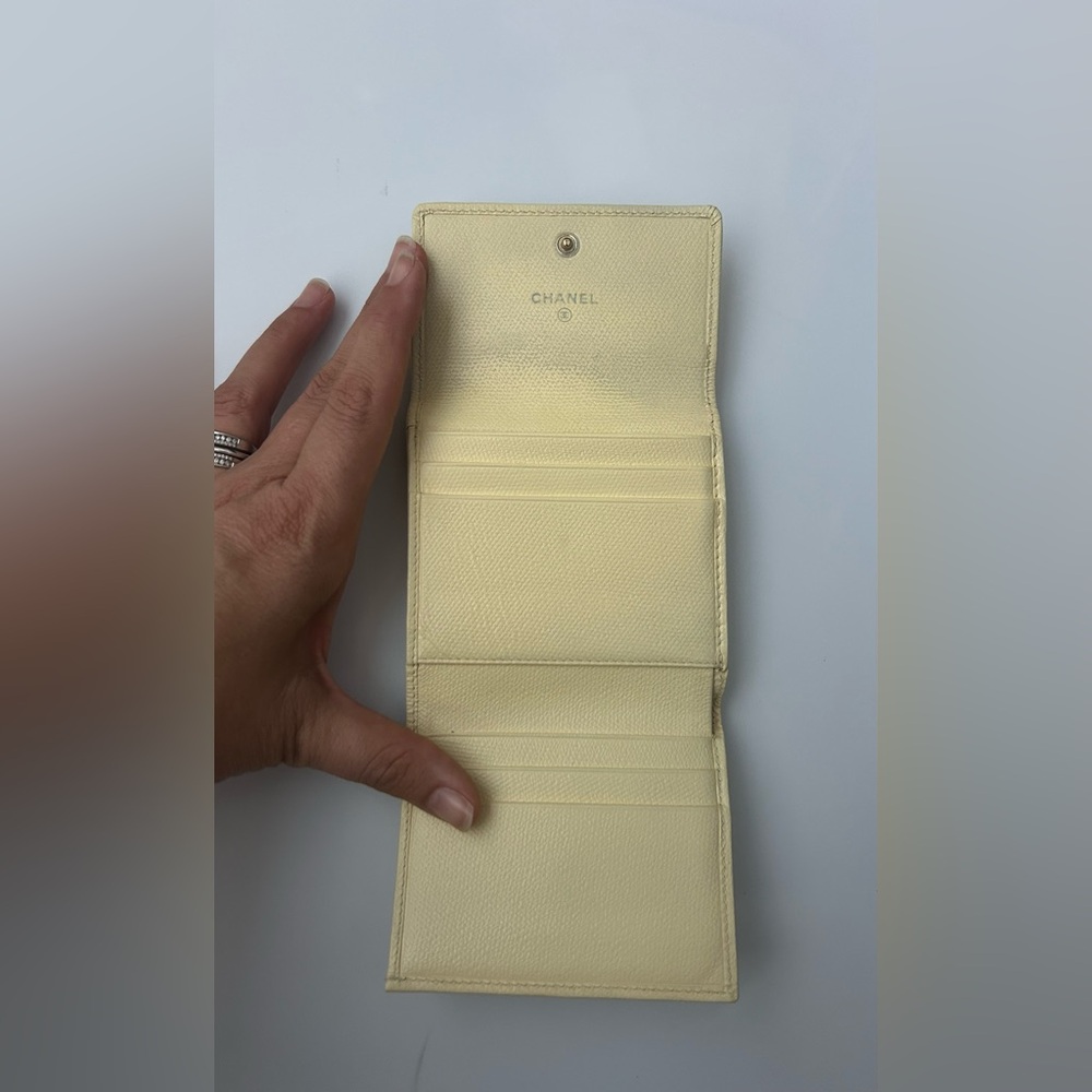 GUC CHANEL Butter Yellow Trifold Compact Wallet - Picture 4 of 7